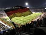 Torcedor balança a bandeira alemã no estádio